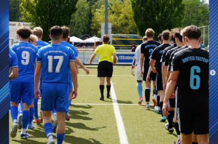 ERSTER SCHRITT. ERSTER SIEG. ERSTES AUSRUFEZEICHEN DER 1. MÄNNER VON UNITED